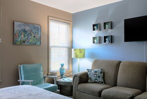 مكتب ومساحة عمل للكمبيوتر المحمول وتجهيزات عازلة للصوت وواي فاي مجانًا