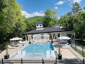 Seasonal outdoor pool, pool loungers - The Roxbury (Roxbury)