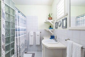 Shower, eco-friendly toiletries, hair dryer, towels - COASTAL ESCAPE -- 1 BR /COZY GARDEN  -- BEACH 15MIN WALK (Discovery Bay)