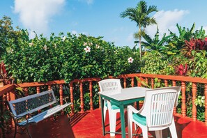 Outdoor dining - COASTAL ESCAPE -- 1 BR /COZY GARDEN  -- BEACH 15MIN WALK (Discovery Bay)