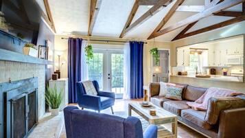 TV connectée, cheminée, jeux vidéo, livres