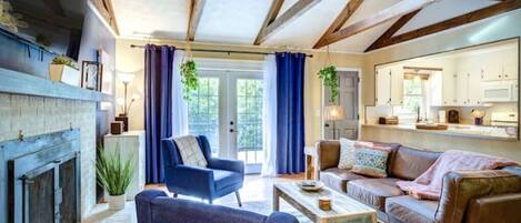 Een smart-tv, een open haard, videogames en boeken