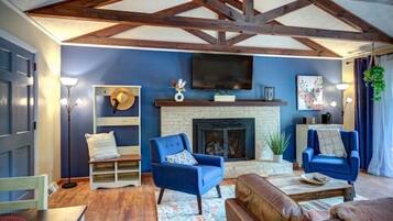 TV connectée, cheminée, jeux vidéo, livres