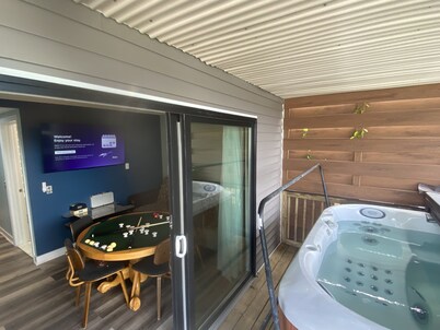 Pristine 3bed , 3bath 1 min walkto the beach water amusement park. Hot Tub 5 TVs