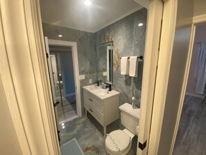 Séchoir à cheveux, serviettes fournies, savon, shampooing