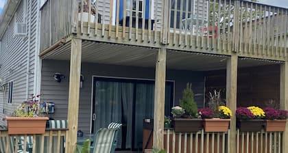 Pristine 3bed , 3bath 1 min walkto the beach water amusement park. Hot Tub 5 TVs