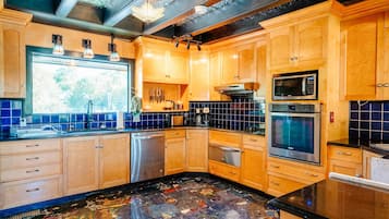 Geladeira, micro-ondas, fogão, cooktop