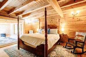 4 slaapkamers, een bureau, een strijkplank/strijkijzer, reisbedje