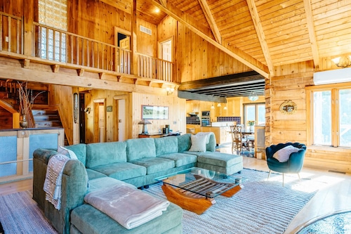 Majestic log home on 20 private acres near ski resort w/pool & hot tub