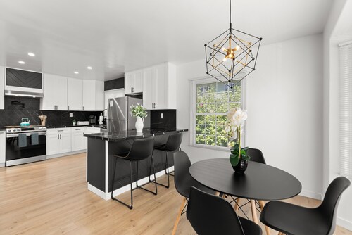 Safari Vines Retreat. Fully remodeled spacious 3 bedroom 2 bath home   
Sleeps 8