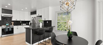 Safari Vines Retreat. Fully remodeled spacious 3 bedroom 2 bath home   
Sleeps 8