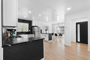 Réfrigérateur, four à micro-ondes, un four, surface de cuisson