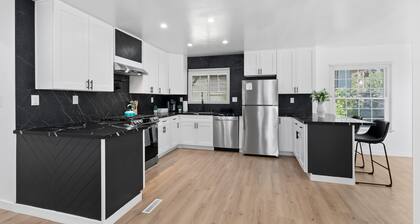 Safari Vines Retreat. Fully remodeled spacious 3 bedroom 2 bath home
Sleeps 8