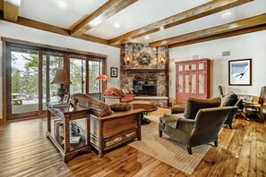 Tv, pejs, dvd-afspiller, bordfodbold