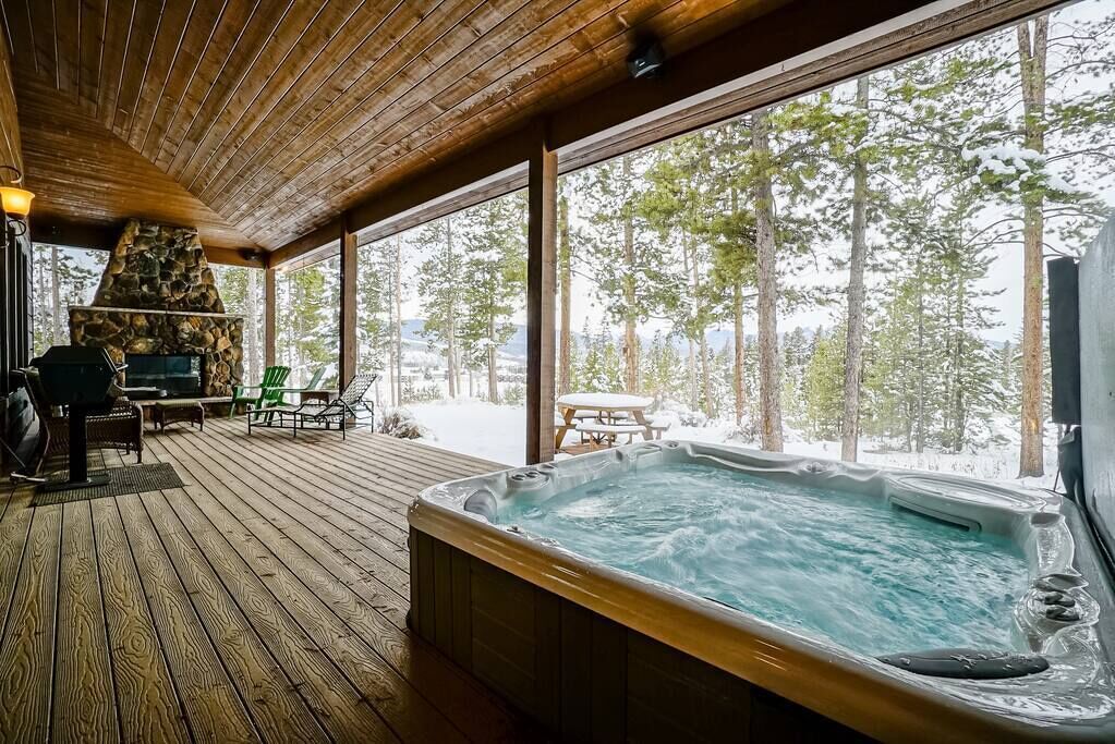 Indoor spa tub