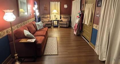 Aunt Martha’s Cottage -Pet Friendly