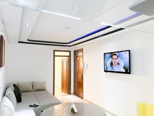 Nice, Clean & Close to Beaches and City Center