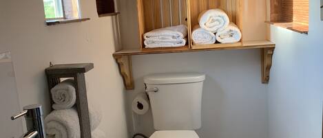 Serviettes fournies, savon, papier de toilette