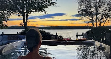 Spectacular Cobbossee Lakefront with Hot Tub&Dog Friendly