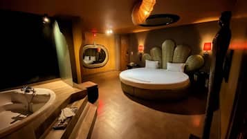 Suite, Hot Tub | Blackout drapes, soundproofing, iron/ironing board, free WiFi