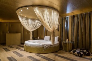 Presidential Suite, Hot Tub | Blackout drapes, soundproofing, iron/ironing board, free WiFi - Aachen (Kifisia)
