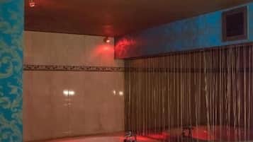 Romantic Double Room, Hot Tub | 1 bilik tidur, langsir/tirai gelap terus, kalis bunyi