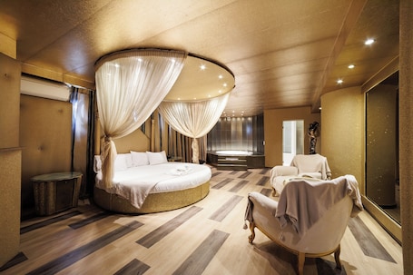 Presidential Suite, Hot Tub | Blackout drapes, soundproofing, iron/ironing board, free WiFi