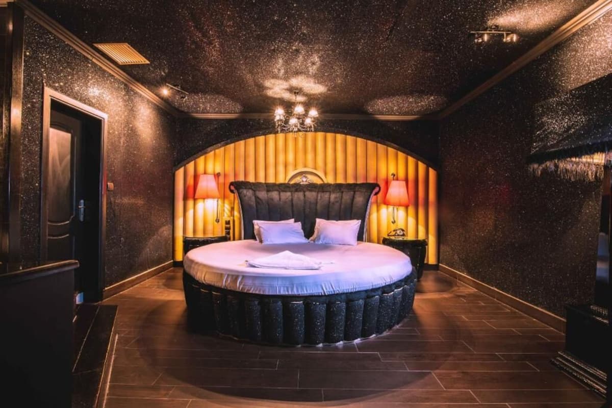 Deluxe Suite, Hot Tub | 1 bedroom, blackout drapes, soundproofing, iron/ironing board