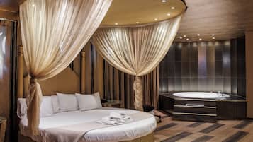 Presidential Suite, Hot Tub | Blackout curtains, soundproofing, iron/ironing board, free WiFi