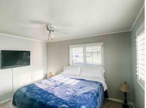 5 bedrooms, iron/ironing board, WiFi, bed sheets