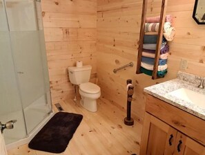 Shower, hair dryer, towels, soap - River Road Retreat (Muscoda)