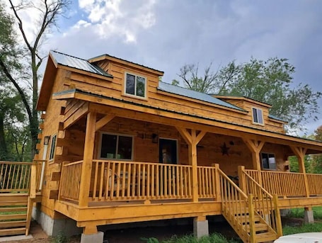 Exterior. River Road Retreat