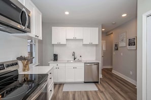 House, Multiple Beds, Kitchen | Private kitchen | Fridge, microwave, oven, stovetop - Luxe Spot Suites (Covington)