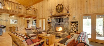 Pet-Friendly House w/ Deck: Near Crater Lake!
