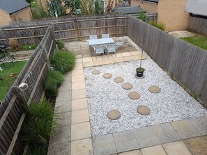 Outdoor dining - Private 3 bedroom townhouse only 15 min walking from Bicester Village (Bicester)