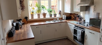 Private 3 bedroom townhouse only 15 min walking from Bicester Village