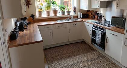 Private 3 bedroom townhouse only 15 min walking from Bicester Village