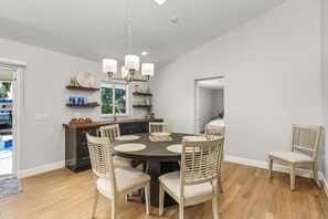 Dining - Good Vibes - Waterfront Living, Good Vibes - Waterfront Living (Cape Coral)