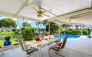 Outdoor dining - Good Vibes - Waterfront Living, Good Vibes - Waterfront Living (Cape Coral)