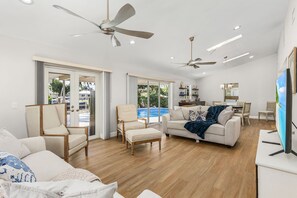 TV - Good Vibes - Waterfront Living, Good Vibes - Waterfront Living (Cape Coral)