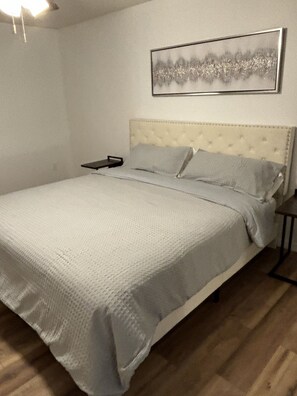 3 habitaciones, tabla de planchar con plancha, wifi y ropa de cama 
