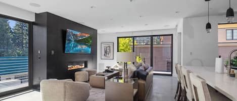 Smart TV, fireplace