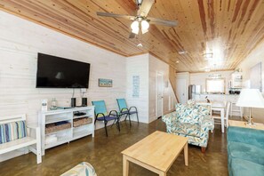 하우스, 침대(여러 개), 파티오 (Tropic Like It's Hot) | 거실 공간 | 디지털 채널 시청이 가능한 42인치 평면 TV