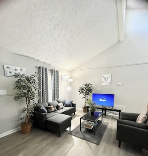 Smart TV, fireplace, books - Comfortable and Spacious with King and Queen Beds (Athens)