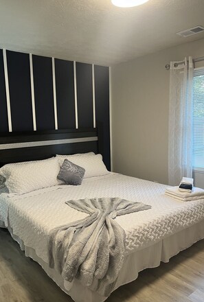 2 soverom, skrivebord, strykejern/-brett og reiseseng for barn