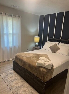 2 habitaciones, escritorio y tabla de planchar con plancha 