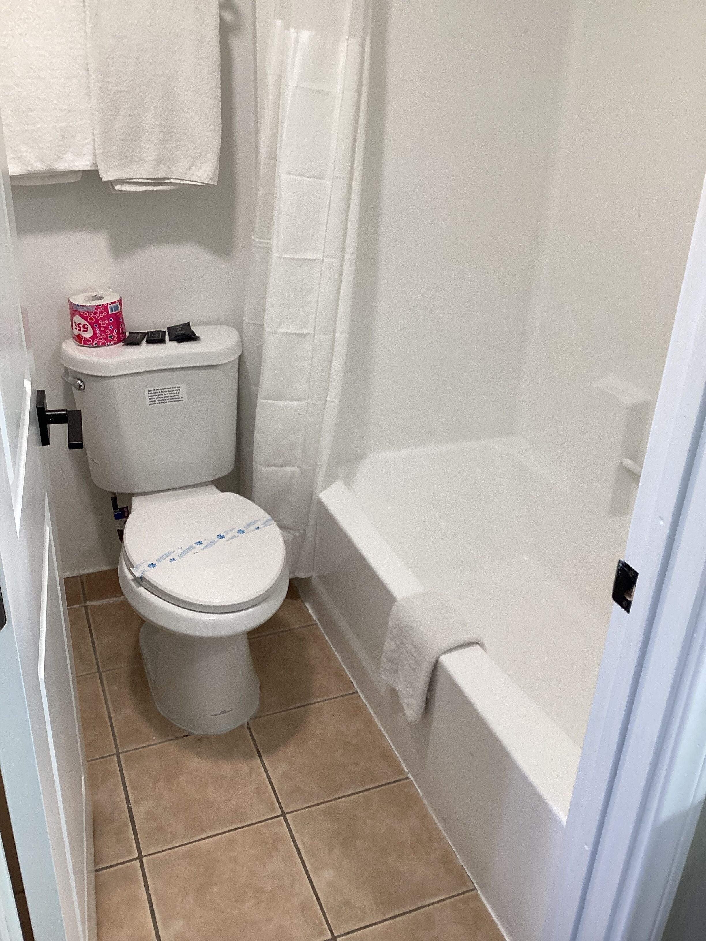 standard room, 2 queen beds | bathroom