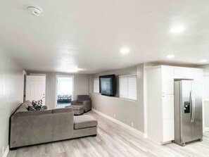 TV - Huge Modern 3BR Private Basement Near Lagoon & SLC (Fruit Heights)