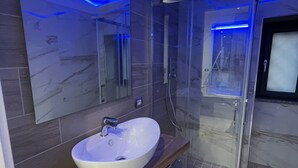 تجهيزات دش، مجففات شعر، مراحيض شطف، مناشف