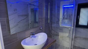 Dusche, Haartrockner, Bidet, HandtĂŒcher